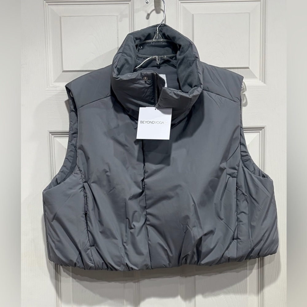 Beyond Yoga Women's Medium Warm Up Puffer Vest Grey Gray NWT Warm Boxy Cozy